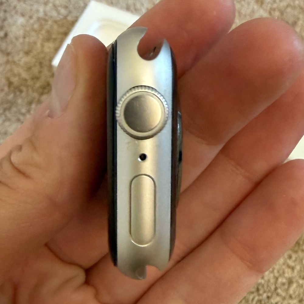 Apple Watch Series 8 41mm in Starlight Aluminum - Picture 7 of 11